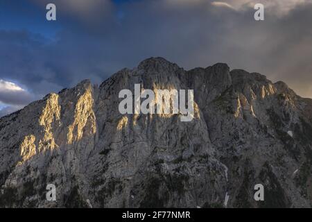 Pedraforca nord faccia vista aerea in un tramonto di primavera sulla valle di Saldes (provincia di Barcellona, Catalogna, Spagna, Pirenei) Foto Stock