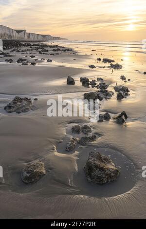 Francia, Somme, Ault, le scogliere della Piccardia al tramonto ad Ault e l'altopiano calcareo vicino alla spiaggia di sabbia Foto Stock