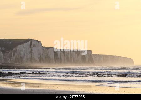 Francia, Somme, Ault, le scogliere della Piccardia al tramonto ad Ault e l'altopiano calcareo vicino alla spiaggia di sabbia Foto Stock