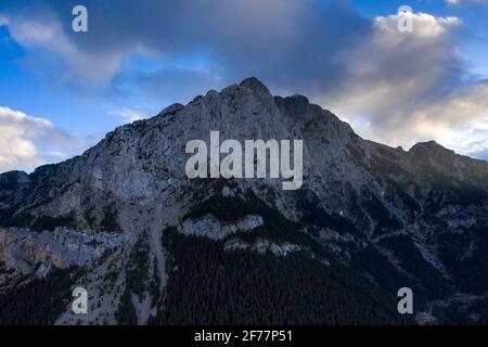 Pedraforca nord faccia vista aerea in un tramonto di primavera sulla valle di Saldes (provincia di Barcellona, Catalogna, Spagna, Pirenei) Foto Stock