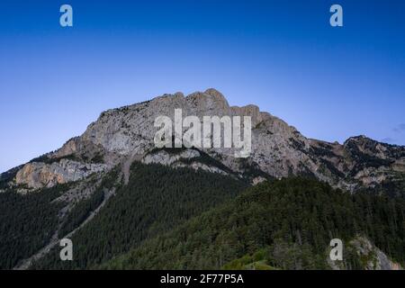 Pedraforca nord faccia vista aerea in un'alba estiva sulla valle di Saldes (provincia di Barcellona, Catalogna, Spagna, Pirenei) Foto Stock