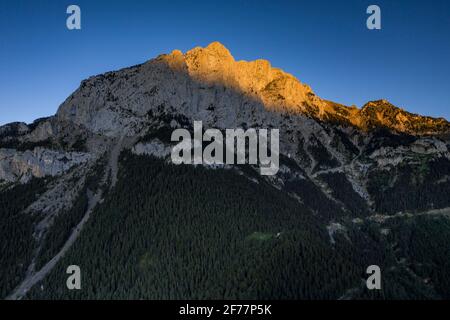 Pedraforca nord faccia vista aerea in un'alba estiva sulla valle di Saldes (provincia di Barcellona, Catalogna, Spagna, Pirenei) Foto Stock