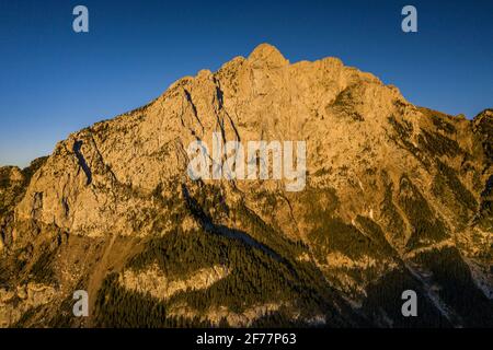 Pedraforca nord faccia vista aerea in un'alba estiva sulla valle di Saldes (provincia di Barcellona, Catalogna, Spagna, Pirenei) Foto Stock