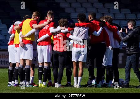 Luton, Regno Unito. 05 aprile 2021. Il team di Barnsley Huddle durante il warm up a Luton, Regno Unito, il 4/5/2021. (Foto di Richard Washbrooke/News Images/Sipa USA) Credit: Sipa USA/Alamy Live News Foto Stock