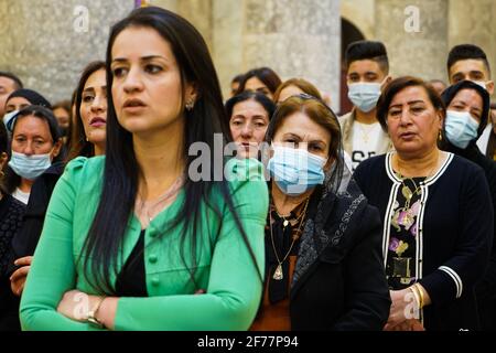 Mosul, Ninive, Iraq. 3 Apr 2021. I cristiani iracheni partecipano alla messa pasquale presso la Grande Immacolata Chiesa (al-Tahira-l-Kubra) nella città di Qaraqosh (al-Hamdaniya), a 30 chilometri a sud-est della città di Mosul. Pasqua è considerata la più grande e più grande festa cristiana, Commemora la risurrezione di Cristo dai morti dopo tre giorni della sua crocifissione e della sua morte, come scritto nel nuovo Testamento, in cui termina la Grande Quaresima che dura solitamente quaranta giorni. Durante la liturgia si cantano gli inni, si recita parte dell'Antico Testamento della Bibbia, gli inni dell'Hallelujah ar Foto Stock