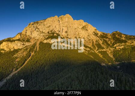 Pedraforca nord faccia vista aerea in un'alba estiva sulla valle di Saldes (provincia di Barcellona, Catalogna, Spagna, Pirenei) Foto Stock