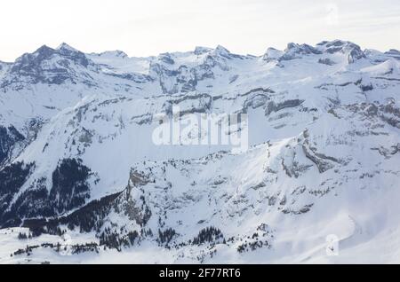 Svizzera, Lucerna, Vierwaldstaettersee, sci alpinismo a Risetenstock sopra la stazione sciistica di Klewenalp Foto Stock