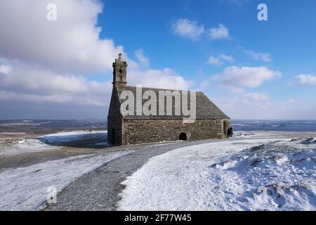 Francia, Finistere, Parco Naturale Regionale Armorico, Monti Aree, Saint Rivoal, Monte Saint Michel, Cappella di Saint Michel in tempo nevoso Foto Stock