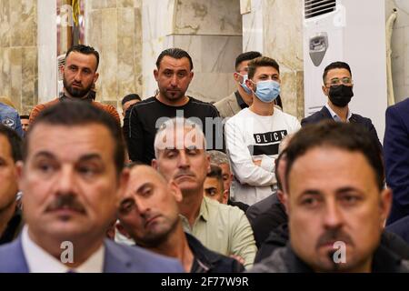 Mosul, Ninive, Iraq. 3 Apr 2021. I cristiani iracheni partecipano alla messa pasquale presso la Grande Immacolata Chiesa (al-Tahira-l-Kubra) nella città di Qaraqosh (al-Hamdaniya), a 30 chilometri a sud-est della città di Mosul. Pasqua è considerata la più grande e più grande festa cristiana, Commemora la risurrezione di Cristo dai morti dopo tre giorni della sua crocifissione e della sua morte, come scritto nel nuovo Testamento, in cui termina la Grande Quaresima che dura solitamente quaranta giorni. Durante la liturgia si cantano gli inni, si recita parte dell'Antico Testamento della Bibbia, gli inni dell'Hallelujah ar Foto Stock