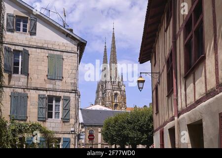 Francia, Pirenei Atlantici, Bayonne, Cattedrale Sainte Marie o Notre Dame de Bayonne visto da via Douer Foto Stock