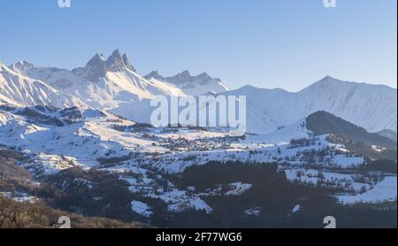 Francia, Savoia, valle della Maurienne, Aiguilles d'Arves e Albiez-le-Vieux skiresort visto da Albiez-le-Jeune Foto Stock