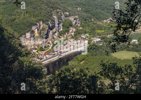 Francia, Dordogna, Perigord Noir, valle della Dordogna, Vézac, Castello di Marqueysssac, panorama sul villaggio di la Roque-Gageac etichettato i più bei villaggi di Francia dal promontorio dei giardini di bosso terrazzati disegnati da un discepolo di le Our Foto Stock