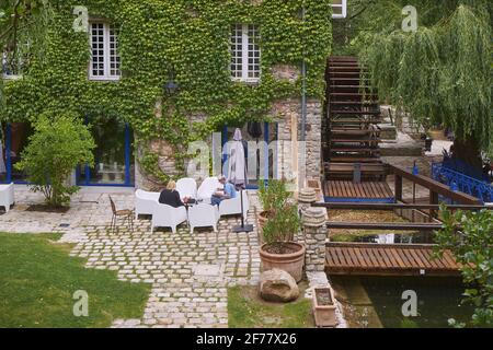 Francia, Essonne, Dannemois, Moulin de Dannemois, ex casa del cantante Claude Francois, la terrazza, il bief e la ruota a pale Foto Stock