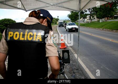 Eunapolis, bahia / brasile - 28 dicembre 2007: Ufficiale federale di polizia stradale - PRF - visto radar di velocità operativa sulla Federal Highway BR 101 nella città Foto Stock