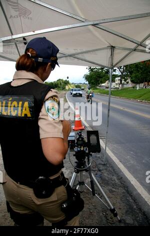 Eunapolis, bahia / brasile - 28 dicembre 2007: Ufficiale federale di polizia stradale - PRF - visto radar di velocità operativa sulla Federal Highway BR 101 nella città Foto Stock