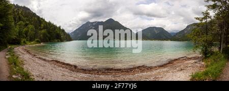 Panorama del famoso lago Plansee in Tirolo, Austria in estate Foto Stock