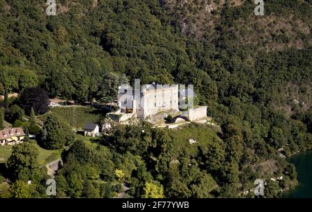 Francia, Savoia, Lac du Bourget, Aix les Bains, Riviera delle Alpi, Château de Bourdeau, 14 ° secolo, stile trovatore, completamente ristrutturato, Situato nella città di Bourdeau, si affaccia sul Lac du Bourget (vista aerea) Foto Stock