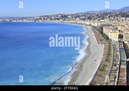 Francia, Alpi Marittime, Nizza, vista dal belvedere della collina del castello sul Quai des Etats Unis, la Promenade des Anglais e la Baie des Anges Foto Stock