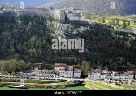 Francia, Doubs, Besancon, dalla collina e il forte di Bregille, vista sul fiume Doubs, le gallerie, la cittadella, inverno Foto Stock