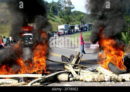 itacare, bahia / brasile - 14 marzo 2012: La gente interdetta l'autostrada BR 101 in cerca di miglioramenti nel villaggio di Taboquinas in Itacare. L Foto Stock