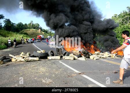 itacare, bahia / brasile - 14 marzo 2012: La gente interdetta l'autostrada BR 101 in cerca di miglioramenti nel villaggio di Taboquinas in Itacare. L Foto Stock