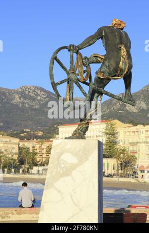 Francia, Alpi Marittime, Mentone, Fossan spiaggia con in primo piano una scultura di Ulisse di Anna Chromy Foto Stock