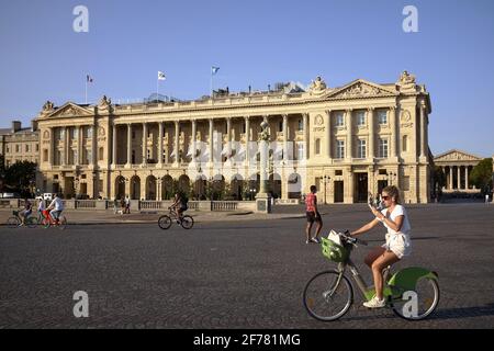 Francia, Parigi, zona classificata come Patrimonio Mondiale dall'UNESCO, Place de la Concorde chiuso al traffico automobilistico, l'Hôtel de Coislin, un edificio che ospita in parte il Crillon Hotel e la sede della Federazione Internazionale dell'Automobile (FIA) e la chiesa Madeleine sullo sfondo Foto Stock