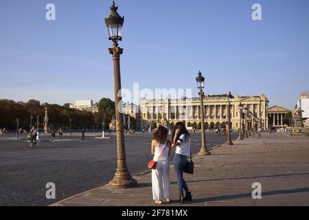 Francia, Parigi, zona classificata come Patrimonio dell'Umanità dall'UNESCO, Place de la Concorde è chiusa al traffico con l'hotel Coislin e la chiesa Madeleine sullo sfondo Foto Stock