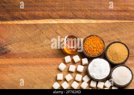 Varietà di dolcificanti: Stevia, zucchero, polline e miele Foto Stock