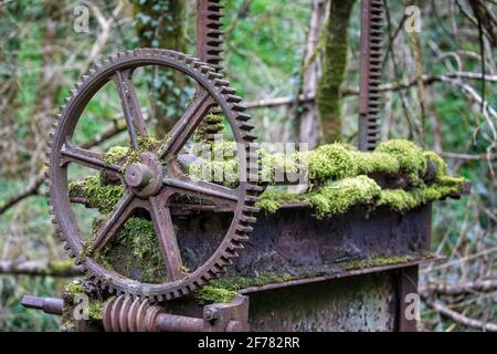 Primo piano della vecchia chiusa di ferro abbandonata sul fiume Mells a Somerset, Regno Unito Foto Stock