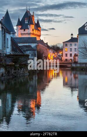 Città Reale di Loches (Francia) primavera vista notturna. È stato costruito nel IX secolo. Foto Stock