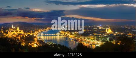 Budapest panorama notturno vista. Una lunga esposizione (alberi in primo piano fuori fuoco e alcuni in motion blur). Foto Stock