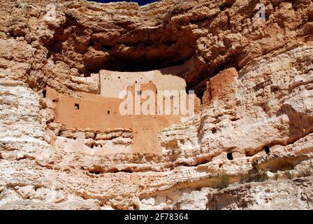 Montezuma Castello Monumento Nazionale a Camp Verde con abitazioni in grotta Alto cinque piani costruito dal popolo Sinagua tra il 1100 & 1425 D.C. Foto Stock