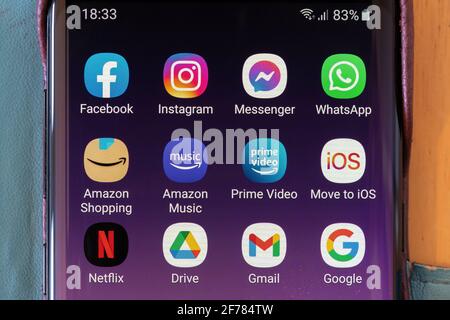 App su uno smartphone per le aziende tecnologiche americane FAANG: Facebook, Amazon, Apple, Netflix e Alphabet (precedentemente noto come Google) Foto Stock