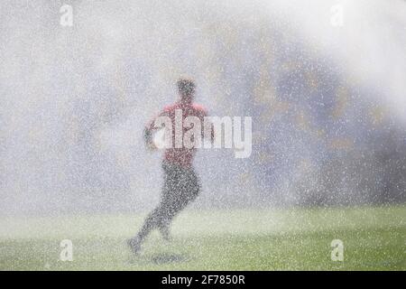 LONDRA, REGNO UNITO. 5 APRILE: Alex Cairns di Fleetwood Town si riscalda durante la partita Sky Bet League 1 tra AFC Wimbledon e Fleetwood Town a Plough Lane, Wimbledon, Londra, lunedì 5 aprile 2021. (Credit: Federico Maranesi | MI News) Credit: MI News & Sport /Alamy Live News Foto Stock