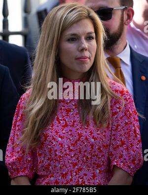 24/07/2019. Londra, Regno Unito. Carrie Symonds si trova a Downing Street, mentre Boris Johnson ha pronunciato il suo primo discorso come primo Ministro a Downing Street. Egli ha pronunciato il suo discorso dopo che Theresa May si è dimesso oggi. Photo credit: George Cracknell Wright Foto Stock