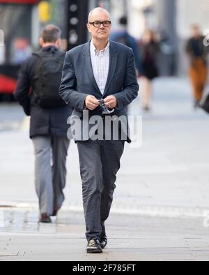 26/10/2020. Londra, Regno Unito. Il capo consigliere scientifico Sir Patrick Vallance cammina a Westminster . Photo credit: George Cracknell Wright Foto Stock