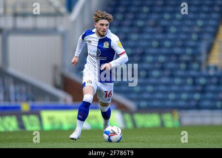 Blackburn, Regno Unito. 05 aprile 2021. Harvey Elliott n° 16 di Blackburn Rovers con la palla a Blackburn, Regno Unito il 4/5/2021. (Foto di Simon Whitehead/News Images/Sipa USA) Credit: Sipa USA/Alamy Live News Foto Stock