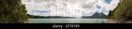 Vista panoramica del lago Walchensee, montagna Jochberg in Baviera, Germania Foto Stock