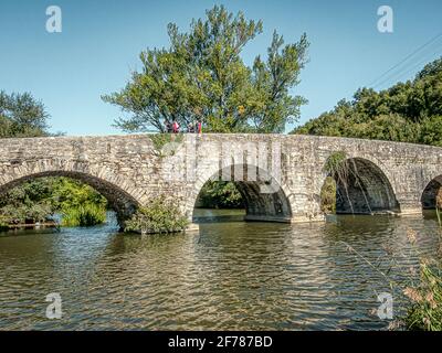 Due pellegrini che camminano a Santiago de Compostela sul puente de magdalena a Pamplona, Spagna, 15 ottobre 2009 Foto Stock