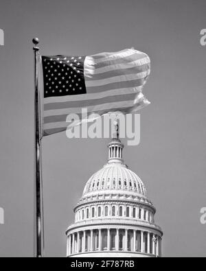 ANNI '60 50 BANDIERA A STELLA BANDIERA NAZIONALE ADOTTATO 4 LUGLIO 1960 VOLANDO SOPRA L'IMMAGINE DELLA CUPOLA DEL CAMPIDOGLIO WASHINGTON DC USA - H6942 HAR001 HARS FIDUCIA TRASPORTO AGRICOLTURA B&W NORD AMERICA LIBERTÀ NORD AMERICA BANDIERA DI SUCCESSO SOGNI CAPITOL IMMAGINE FORZA COURAGE LEADERSHIP COMPOSITA A BASSO ANGOLO POTENTE PROGRESSO ORGOGLIO DI OPPORTUNITÀ IL CONCETTO DI POLITICA DI AUTORITÀ CUOTE CONCETTUALE 50 STELLE PATRIOTTICHE E. LE STRISCE ELEGANTI SUPPORTANO I VECCHI CONCETTI SIMBOLICI DI GLORIA, CHE SI ACCRESCANO IN ROSSO BIANCO E BLU TOGETHERNESS NERO E BIANCO HAR001 RAPPRESENTAZIONE IN VECCHIO STILE Foto Stock