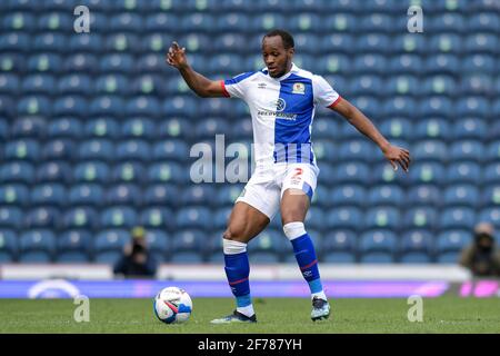 Blackburn, Regno Unito. 05 aprile 2021. Ryan Nyambe numero 2 di Blackburn Rovers con la palla a Blackburn, Regno Unito, il 4/5/2021. (Foto di Simon Whitehead/News Images/Sipa USA) Credit: Sipa USA/Alamy Live News Foto Stock