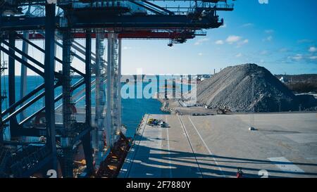 Gru di trasporto via mare verso l'Europa e la Svezia . Foto di alta qualità Foto Stock