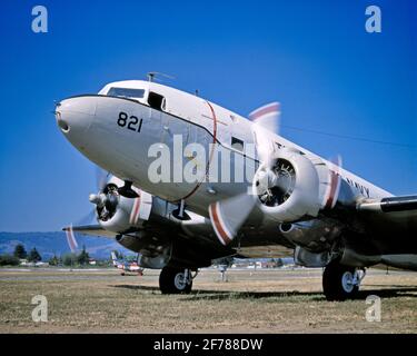 1950 DC-3 DOPPIO MOTORE AZIONATO DA UN PROPULSORE AEREO MONOPLANARE IN METALLO E. WW2 ERA AEREO DI TRASPORTO DA DOUGLAS AIRCRAFT - KA5528 PHT001 HARS PROGRESS EFFETTO GUERRE MONDIALI GUERRA MONDIALE GUERRA MONDIALE SECONDA GUERRA MONDIALE WORLD WAR II AVIATION MOTION BLUR UTILITY WORLD WAR 2 MOTORI CARRELLO DI ATTERRAGGIO MONOPLANARE MOTORIZZATO RADIALE AEREO DI LINEA CIVILE ERA VECCHIO ALLA MODA Foto Stock