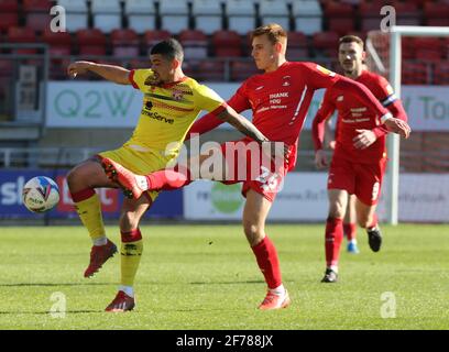 Londra, Regno Unito. 05 aprile 2021. SOUTHEND, INGHILTERRA - 05 APRILE: L-R Josh Gordon di Walsall e Hector Kyprianou di Leyton Orient durante la Sky Bet League due tra Leyton Orient e Walsall al Brisbane Road Stadium, Southend, Regno Unito, il 03 aprile 2021 Credit: Action Foto Sport/Alamy Live News Foto Stock