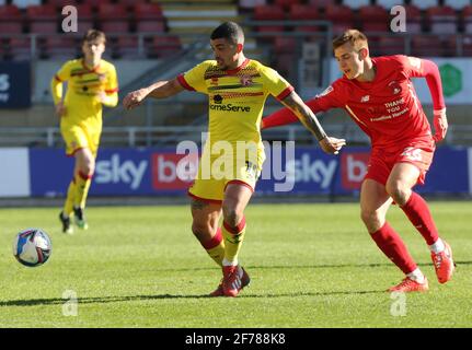 Londra, Regno Unito. 05 aprile 2021. SOUTHEND, INGHILTERRA - 05 APRILE: L-R Josh Gordon di Walsall e Hector Kyprianou di Leyton Orient durante la Sky Bet League due tra Leyton Orient e Walsall al Brisbane Road Stadium, Southend, Regno Unito, il 03 aprile 2021 Credit: Action Foto Sport/Alamy Live News Foto Stock