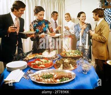 1970 UOMINI E DONNE INTORNO A UN TAVOLO DA FESTA A BUFFET CHE PARLA TAVOLO DA VINO CON CARCIOFI DA INSALATA, ARAGOSTA, ARROSTO DI MANZO FONDUTA - KF9763 PHT001 INSALATA HARS VECCHIO STILE DI COMUNICAZIONE MODA GIOVANE ADULTO MANZO FELICE GIOIA STILE DI VITA CELEBRAZIONE FEMMINE SPOSATO STUDIO SHOT CONIUGE MARITI BUFFET ARAGOSTA HOME VITA 6 COPIA SPAZIO AMICIZIA MEZZA LUNGHEZZA SIGNORE PERSONE MASCHI SEI APPARTAMENTO PARTNER INCONTRI FONDUTA ABITO E CRAVATTA FELICITÀ ALLEGRO TEMPO LIBERO E NETWORKING SCELTA ATTRAZIONE LE FESTE SORRIDE CONNESSIONE COURTSHIP GIOIOSA ELEGANTE POSSIBILITÀ CARCIOFI COCKTAIL PARTY COOPERAZIONE INFORMALE MID-ADULT Foto Stock