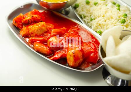 Set cinese, pollo al curry, pollo dolce e affamato servito con riso fritto all'uovo, involtini di primavera di verdure, cracker di gamberi, cibo cinese Foto Stock