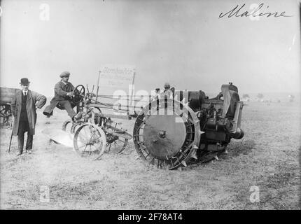 Gara di aratro a motore a Hillerod 1920. Moline Universal Tractor Iron Horse è venduto da AB F.Porefee & Bahnsen, Copenhagen.proved con avviamento automatico e luce elettrica. Visivamente molto scisso ed è certamente meno durevole. Il grande coperchio della ruota motrice è definito di cemento armato. I due aratri possono essere facilmente rimossi e vengono applicati altri utensili agricoli. Foto Stock