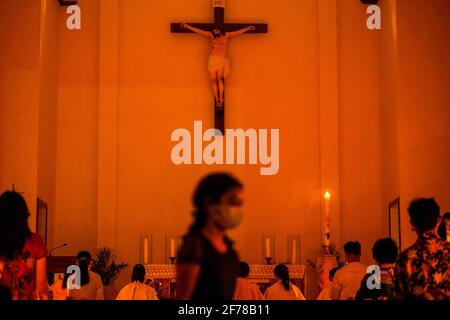 Soppeng, Indonesia. 03 Apr 2021. Uno dei cattolici adorano la notte quaresimale nella Chiesa di nostra Signora. La popolazione cristiana in Indonesia è di circa il 10%, mentre i cattolici rappresentano circa il 3.3% della maggior parte dei musulmani in Indonesia. Il processo di culto si è svolto sotto la pesante guardia della polizia e dell'esercito. La guardia è stata condotta perché ci sono stati atti di terrore a Makassar e la polizia nazionale di Giacarta. (Foto di Moch Farabi Wardana /Pacific Press/Sipa USA) Credit: Sipa USA/Alamy Live News Foto Stock